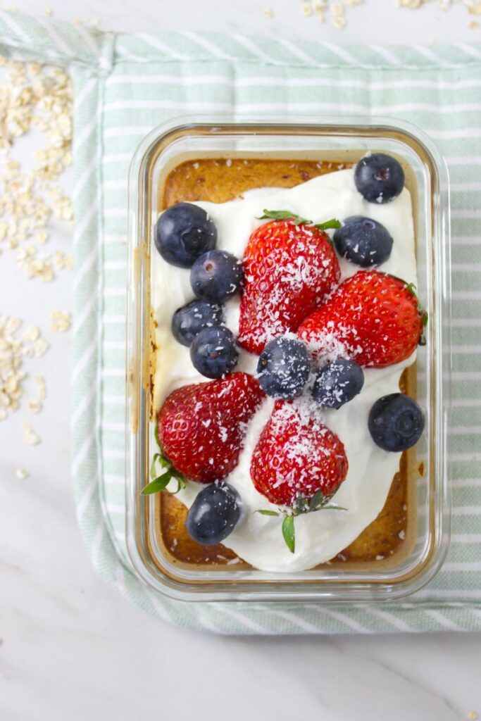 Baked Oats mit Topping aus einer Creme, Erdbeeren und Heidelbeeren