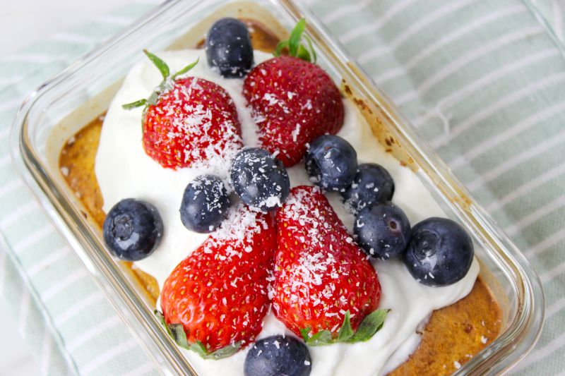 Baked Oats mit Topping aus einer Creme, Erdbeeren und Heidelbeeren