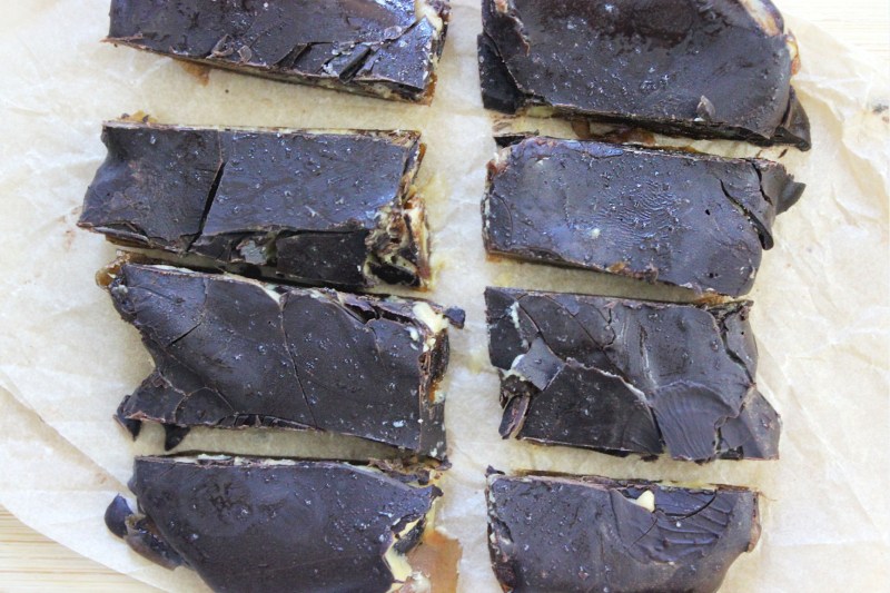 Date Bark Snickers Riegel in kleine Portionen aufgeteilt