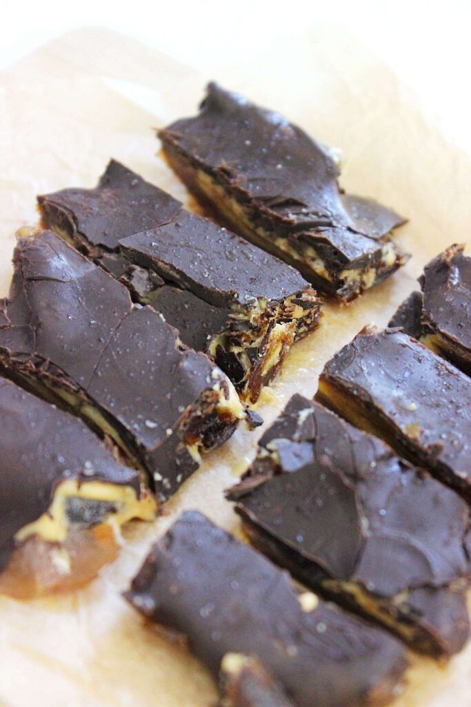 Date Bark Snickers Riegel in kleine Häppchen aufgeteilt