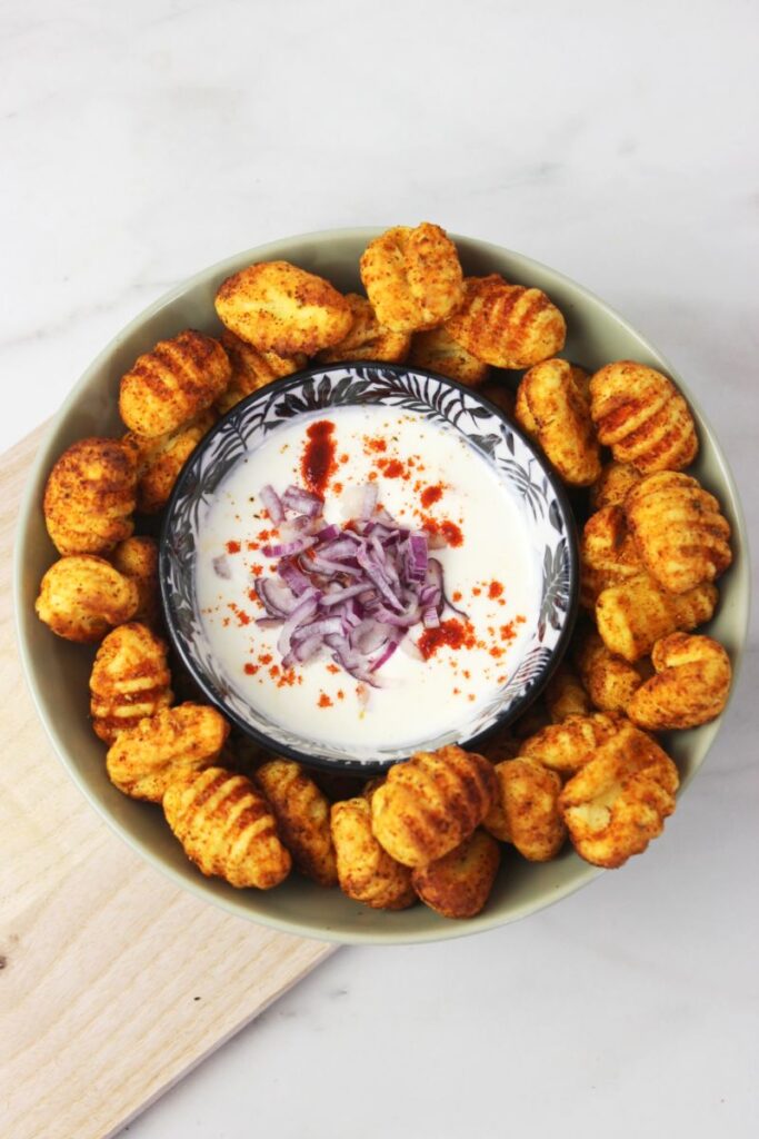 Gnocchi aus dem Airfryer in einer Schüssel mit einem Knoblauch-Zwiebel Joghurtdip